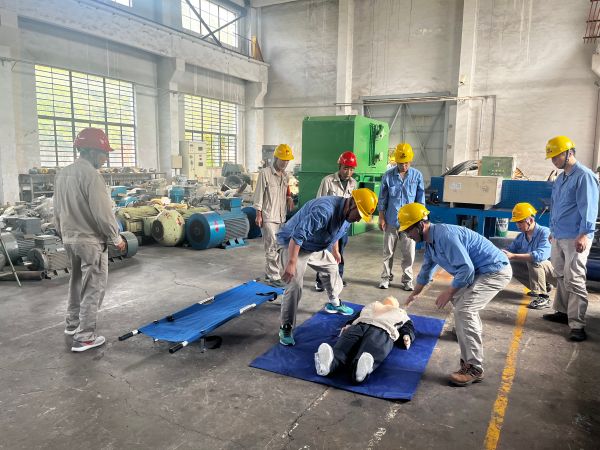 近日，為了提升員工的安全應(yīng)急處置能力和實(shí)踐技能，計(jì)控電儀部組織檢修一班進(jìn)行觸電應(yīng)急演練.jpg