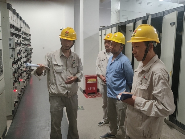 9月12日，計(jì)控電儀部技術(shù)人員正在講述設(shè)備原理和操作步驟.jpg