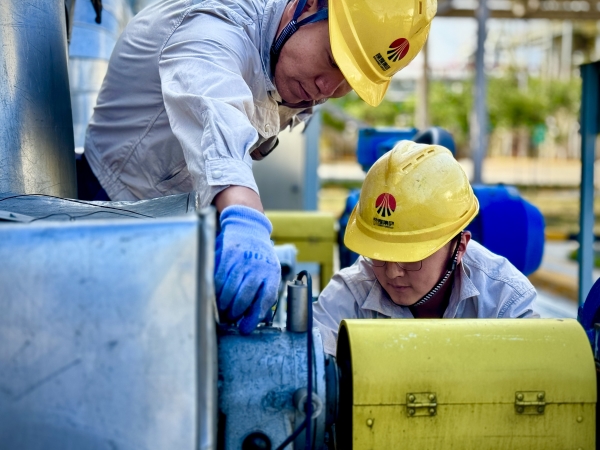 2024年9月，乙二醇車間職工在認真檢查機泵運行情況.jpg
