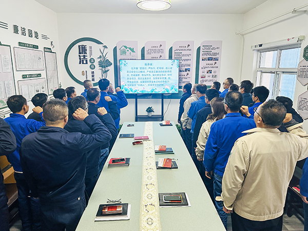 10月21日下午，物料車間黨支部開展了以“敲響廉潔警鐘、繃緊安全之弦、筑牢廉潔安全‘雙防線’”為主題的警示教育活動(dòng)，--圖為職工進(jìn)行安全承諾宣誓.jpg