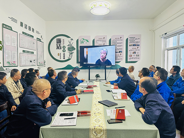10月21日下午，物料車間黨支部開展了以“敲響廉潔警鐘、繃緊安全之弦、筑牢廉潔安全‘雙防線’”為主題的警示教育活動(dòng)，--圖為觀看廉潔警示教育專題片.jpg