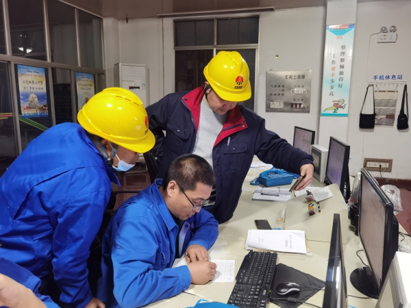 10月23日，電氣人員正在中控室處理PLC故障.jpg