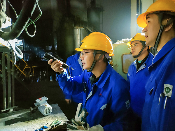 10月30日晚21時20分，工藝電氣人員現(xiàn)場共同檢查并協(xié)商故障處理辦法.jpg