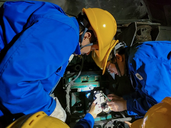 10月30日晚22時，工藝配合電氣人員拆卸故障電機。.jpg