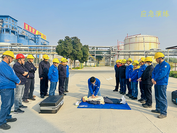 11月8日下午，應急救援隊張伯倫為職工進行心肺復蘇操作技能培訓.jpg