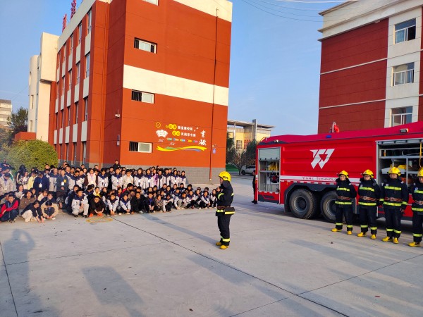 11月6日，彬州公司消防隊進學校宣傳消防知識2.jpg