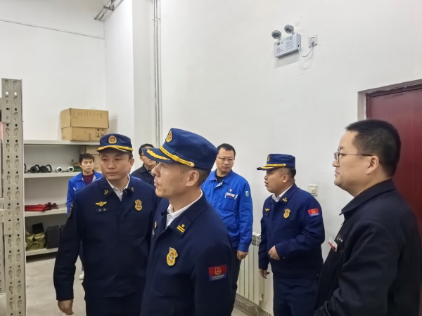 11月13日，咸陽市消防救援支隊(duì)檢查消防器材庫.jpg