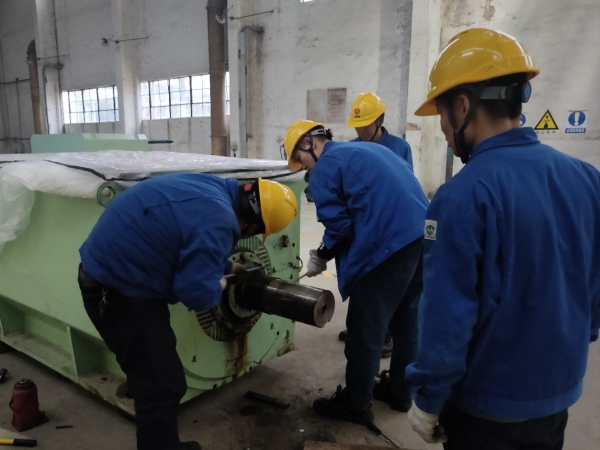 14日，計(jì)控電儀部檢修二班正在對(duì)循環(huán)水泵電機(jī)進(jìn)行維修.jpg