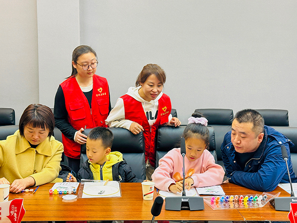 11月30日晚，物料車間黨支部開展“清風常伴 以廉守家”為主題的廉潔文化進家庭活動--志愿者指導.jpg