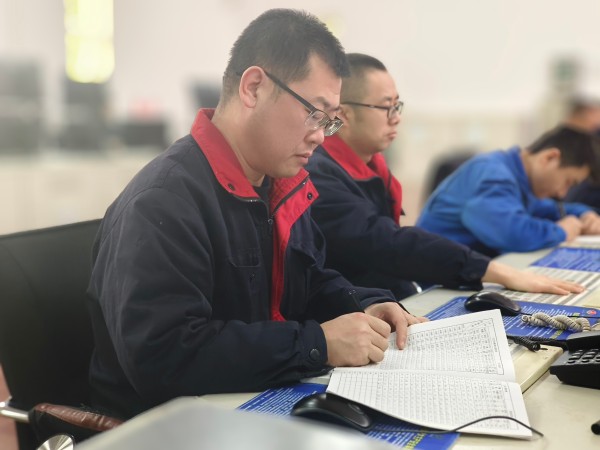 12月2日，尿素車間化工三班中控人員認(rèn)真監(jiān)盤1.jpg