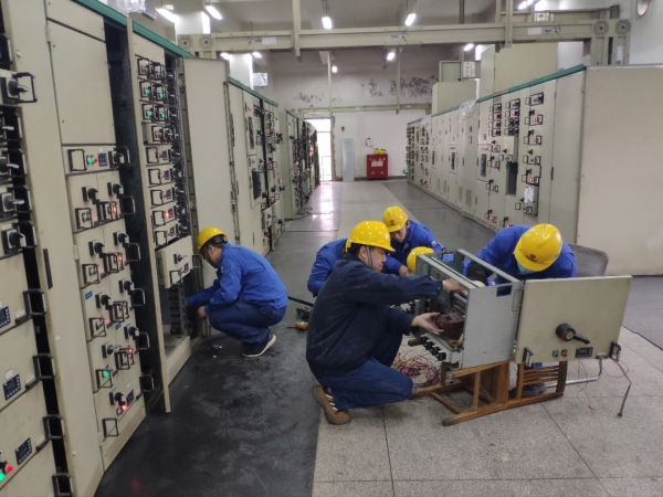 12月，檢修二班自主維修配電室開(kāi)關(guān)柜.jpg