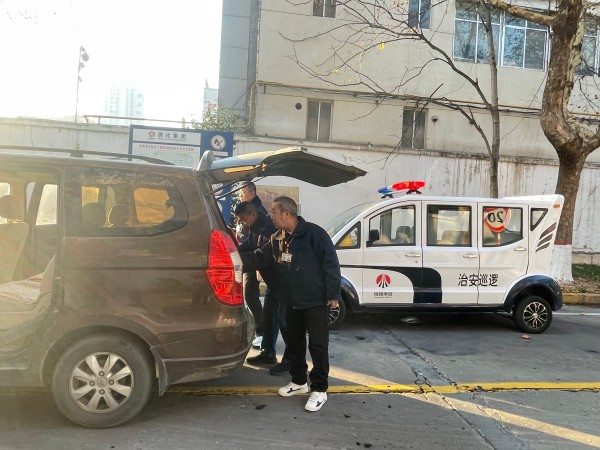 行政保衛(wèi)部對(duì)東門(mén)出廠車輛進(jìn)行檢查.jpg