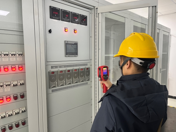 12月，計(jì)控電儀部運(yùn)行人員正在用測(cè)溫儀排查隱患.jpg
