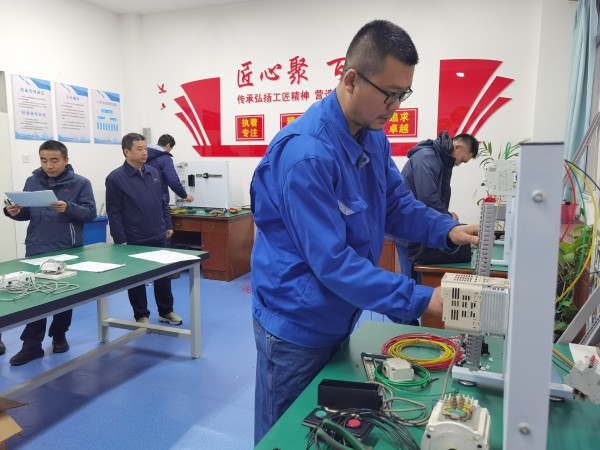 12月26日，電氣高級工實操比賽現(xiàn)場.jpg