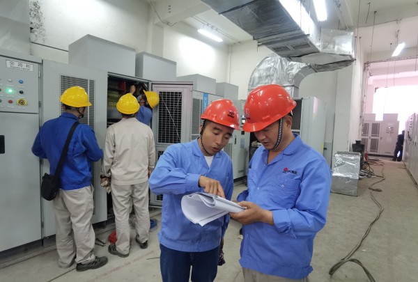 變頻技改現(xiàn)場，大家正在積極討論.jpg