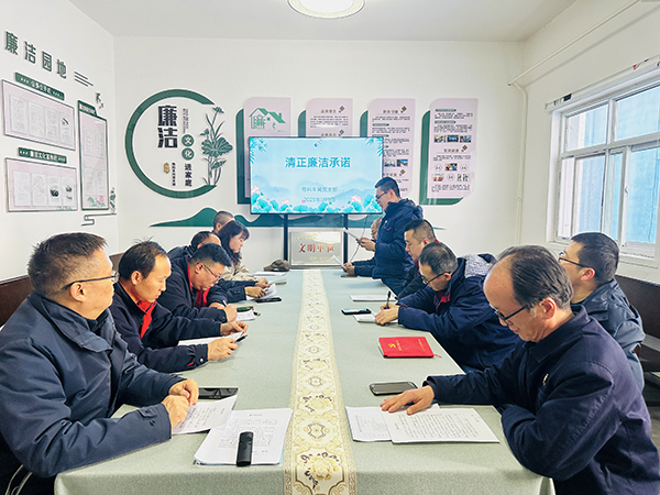 1月9日下午，物料車(chē)間黨支部組織黨員領(lǐng)導(dǎo)干部及重點(diǎn)崗位人員開(kāi)展了新年“第一課”活動(dòng)。--圖為重點(diǎn)崗位人員趙宇進(jìn)行清正廉潔承諾.jpg