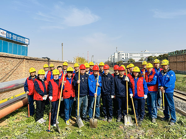 3月20日下午，物料車間黨支部開展“清除雜草保安全 志愿服務(wù)顯擔(dān)當(dāng)”主題活動(dòng)，黨員及青年志愿者集體合影    600.jpg