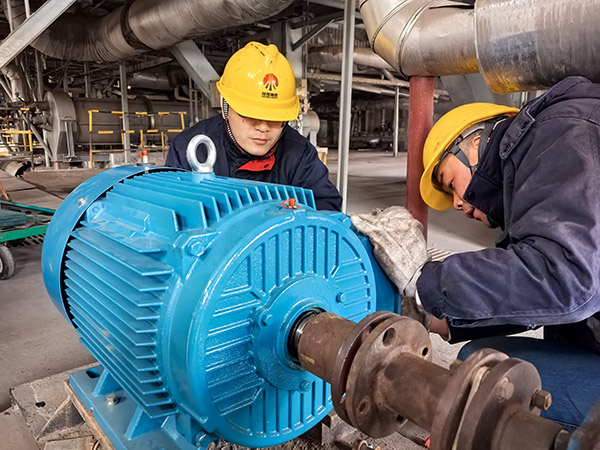 1月20日，檢修三班正在對(duì)鍋爐疏水泵電機(jī)進(jìn)行更換1.jpg