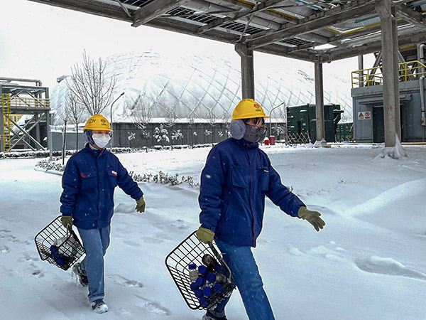 積雪過厚，步行去取樣.jpg