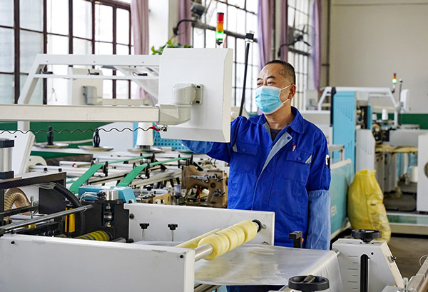 專心操作智能化一體機.jpg