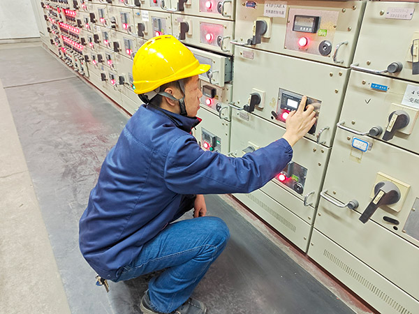 2月5日，運行人員正在配電室巡檢.jpg
