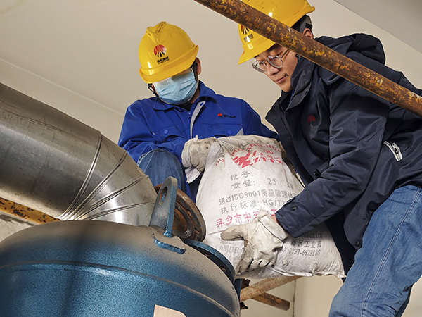 2.19日動力車間三期干燥機廠房內(nèi)，劉凱、張樂正在更換吸附劑.jpg