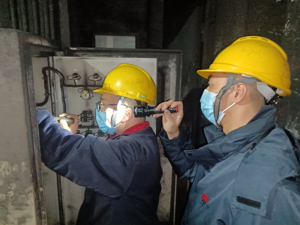 更換除鐵器控制柜中間繼電器.jpg