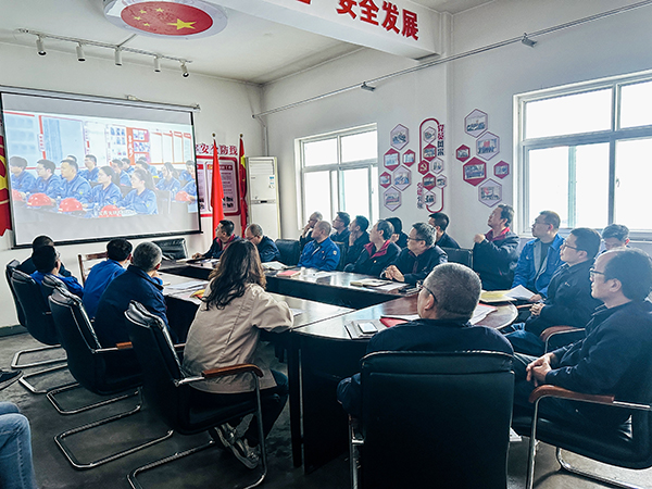3月13日下午，物料車間黨支部開展“惠學(xué)礪心 筑夢前行”主題黨日活動，圖為集中觀看了陜煤集團(tuán)第一期惠學(xué)礪心大課堂錄播視頻.jpg