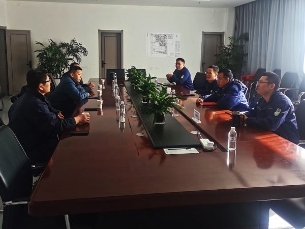 白安林與胡抗戰(zhàn)，杜寶順認(rèn)真交流_20250318092349.jpg
