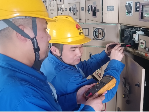 朱慶檢查開關(guān)柜電壓.jpg