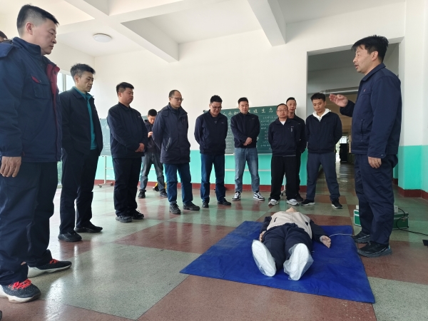 3月21日，應(yīng)急隊(duì)員寧修生在尿素車間講解心肺復(fù)蘇.jpg