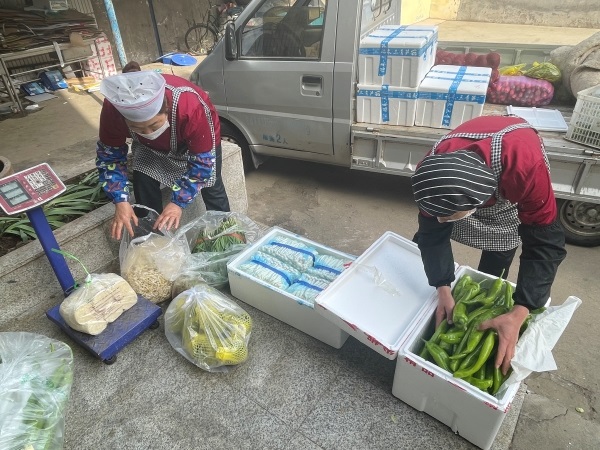餐廳人員驗(yàn)收蔬菜.jpg