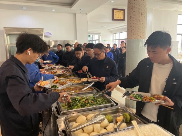 午餐時(shí)間餐廳供應(yīng).jpg