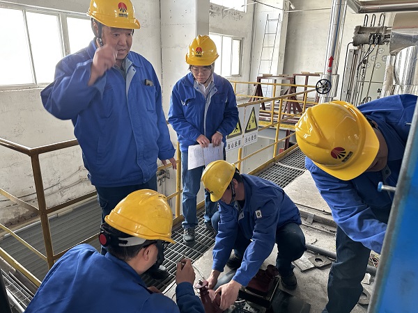 王宏大師正在檢查設(shè)備接線情況.jpg