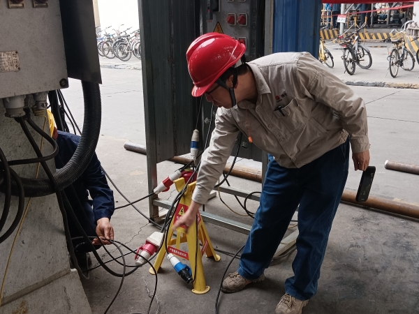 4月9日，計控電儀部安全員黃建榮在進(jìn)行安全用電現(xiàn)場檢查，為作業(yè)人員指出問題并認(rèn)真講解正確操作及規(guī)定。.jpg