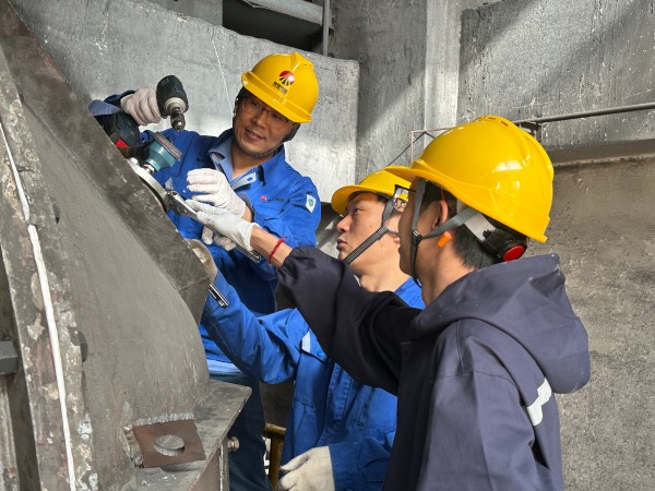 4月9日王明偉、康金生、青工曾炳睿在2#鍋爐磨煤機更換北側(cè)磨輥溫度.jpg