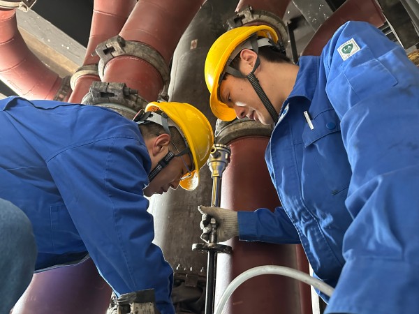 4月9日王明偉、康金生在2#鍋爐磨煤機更換磨輥溫度.jpg