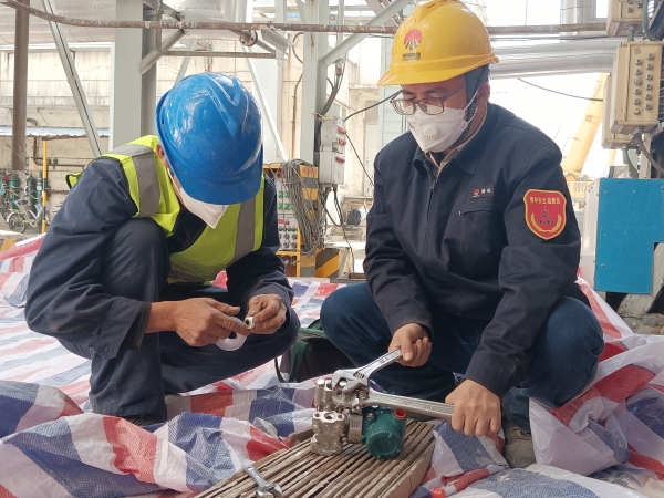 4月13日，計(jì)控電儀部員工方立民在一期空分現(xiàn)場(chǎng)進(jìn)行空分儀表的更換工作.jpg
