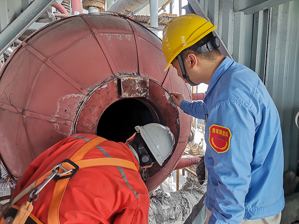 張跟潮正在給外協(xié)人員指認鍋爐汽包處檢測點.jpg