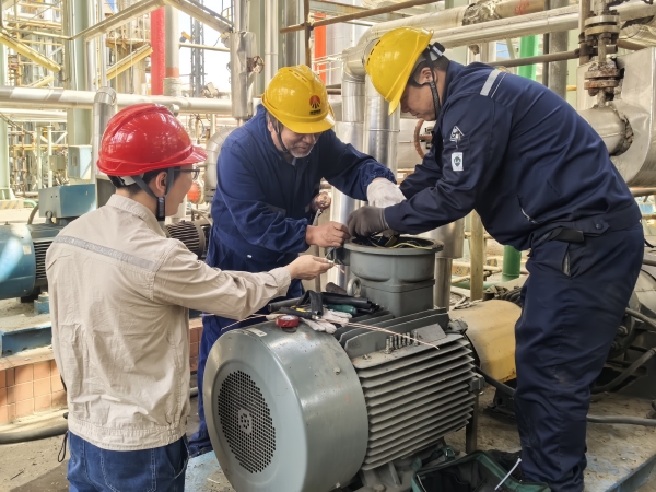 電氣人員正在檢修電動機.jpg