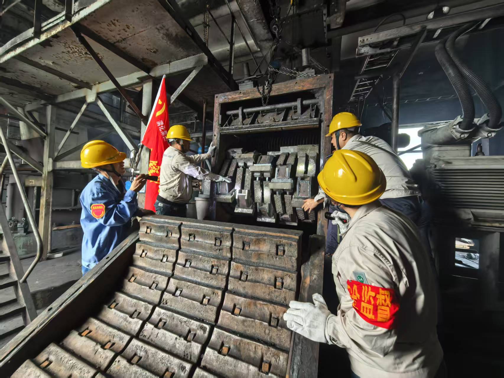 大檢修現(xiàn)場-技術(shù)員贠文軍與林佳峰、安全員李青、黨員黨曉波查看細(xì)碎機篩軸安裝情況.jpg