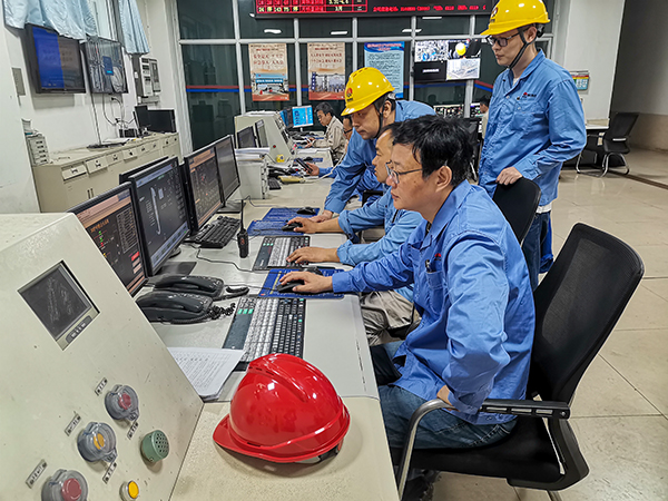 4月21日，3號(hào)鍋爐點(diǎn)爐，車間各工藝人員正在精心操作，嚴(yán)密監(jiān)控.jpg