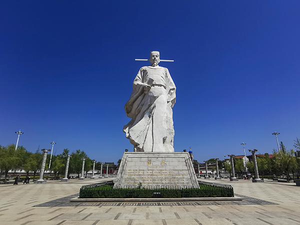 蘇軾雕像，5月2日拍于鳳翔東湖.jpg