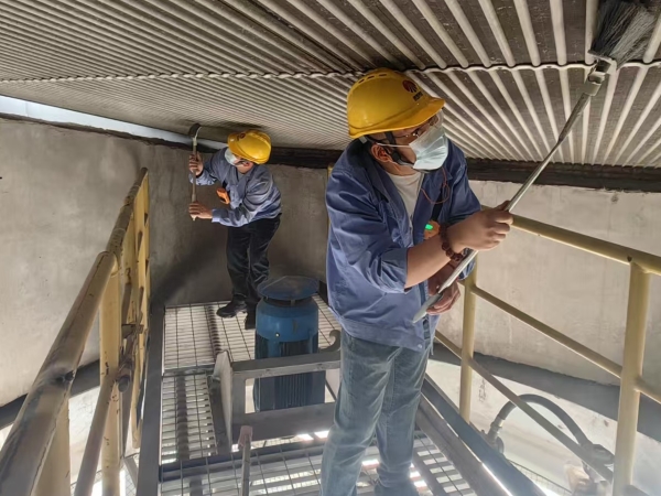 2025年5月19日，乙二醇車間職工認(rèn)真清理壓縮機(jī)組空冷島管束.jpg