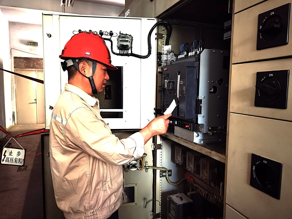 近日，計控電儀部成立以部長王文波為組長的夏季安全工作督查小組，對現(xiàn)場和機柜間的電儀設(shè)備安全運行保駕護航.jpg