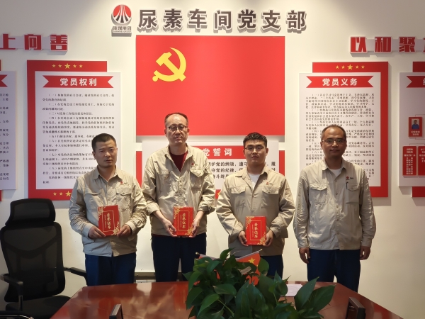 6月20，主任王濤為化工二班頒獎(jiǎng).jpg