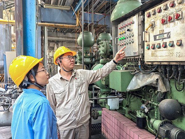 2025年6月23日，設(shè)備員對班組人員進(jìn)行現(xiàn)場教學(xué).jpg
