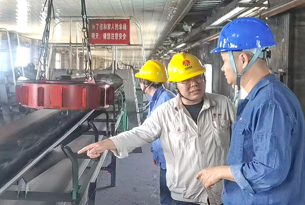 6月27日，技術(shù)員林佳峰和安技員李青就環(huán)保項目倉頂全密封導(dǎo)料槽對承包商技術(shù).安全.和進度要求.jpg