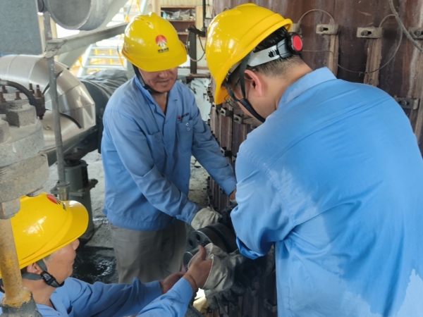 7月2日，計(jì)控電儀部三期檢修工作正式拉開(kāi)序幕，儀表工正在進(jìn)行氣化樓檢修任務(wù).jpg