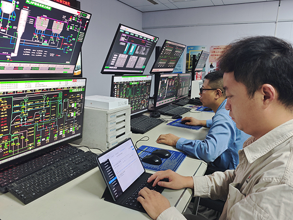 7月3日，動力車間三期控制室，操作人員正在停運4號鍋爐.jpg
